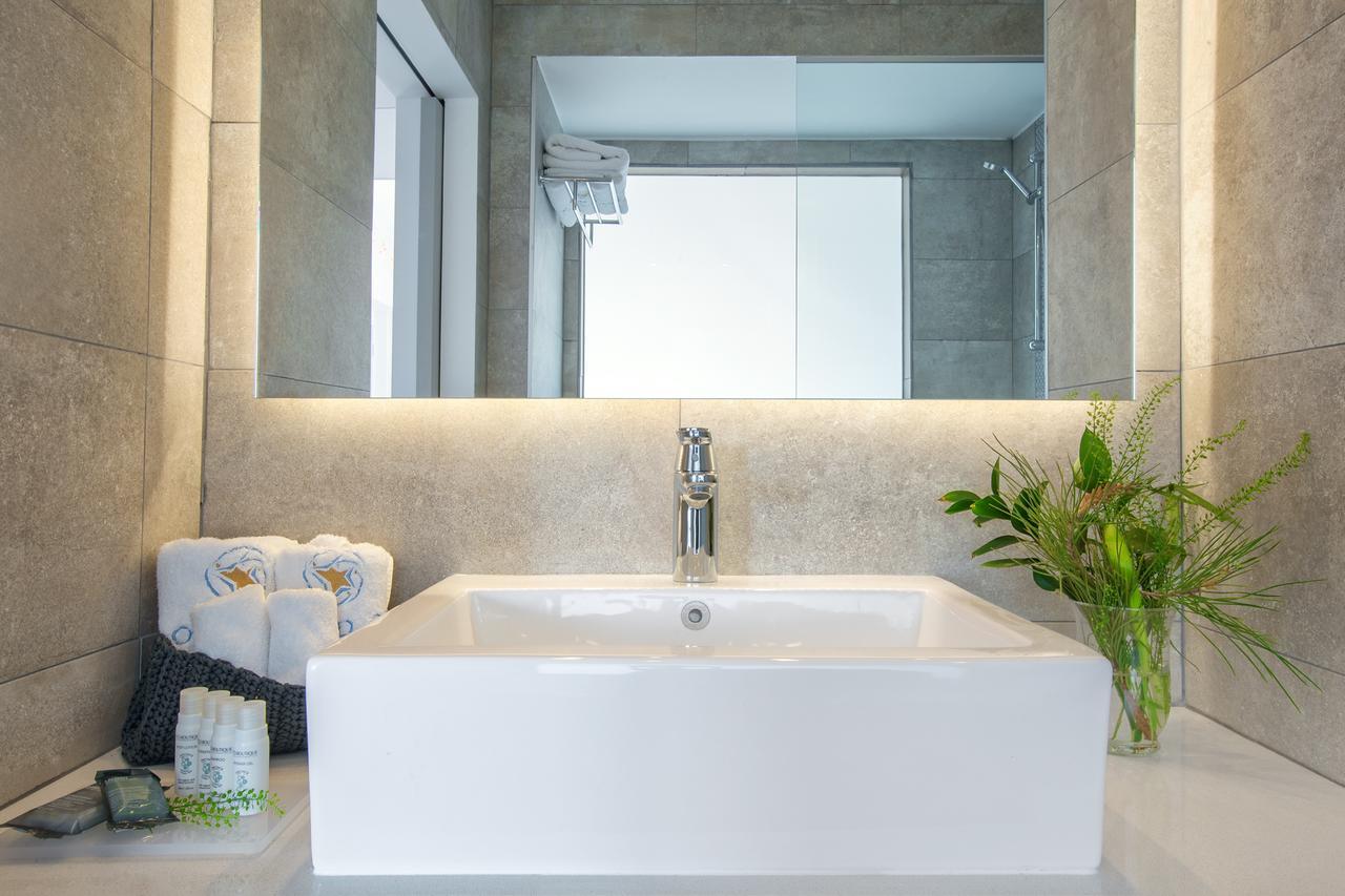 Chambre Double ou Lits Jumeaux Supérieure avec Vue Latérale sur la Mer