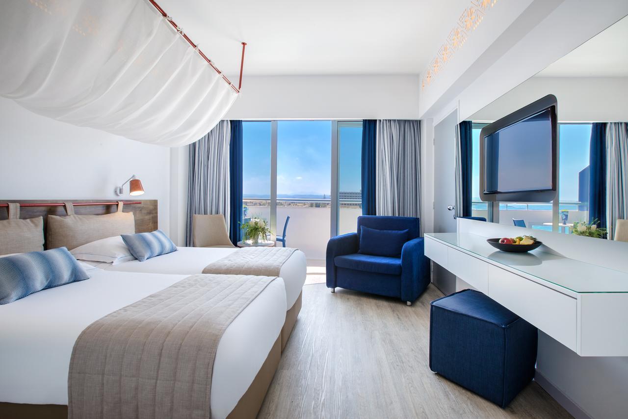 Suite Familiale Junior avec Terrasse Privée - Vue Latérale sur Mer